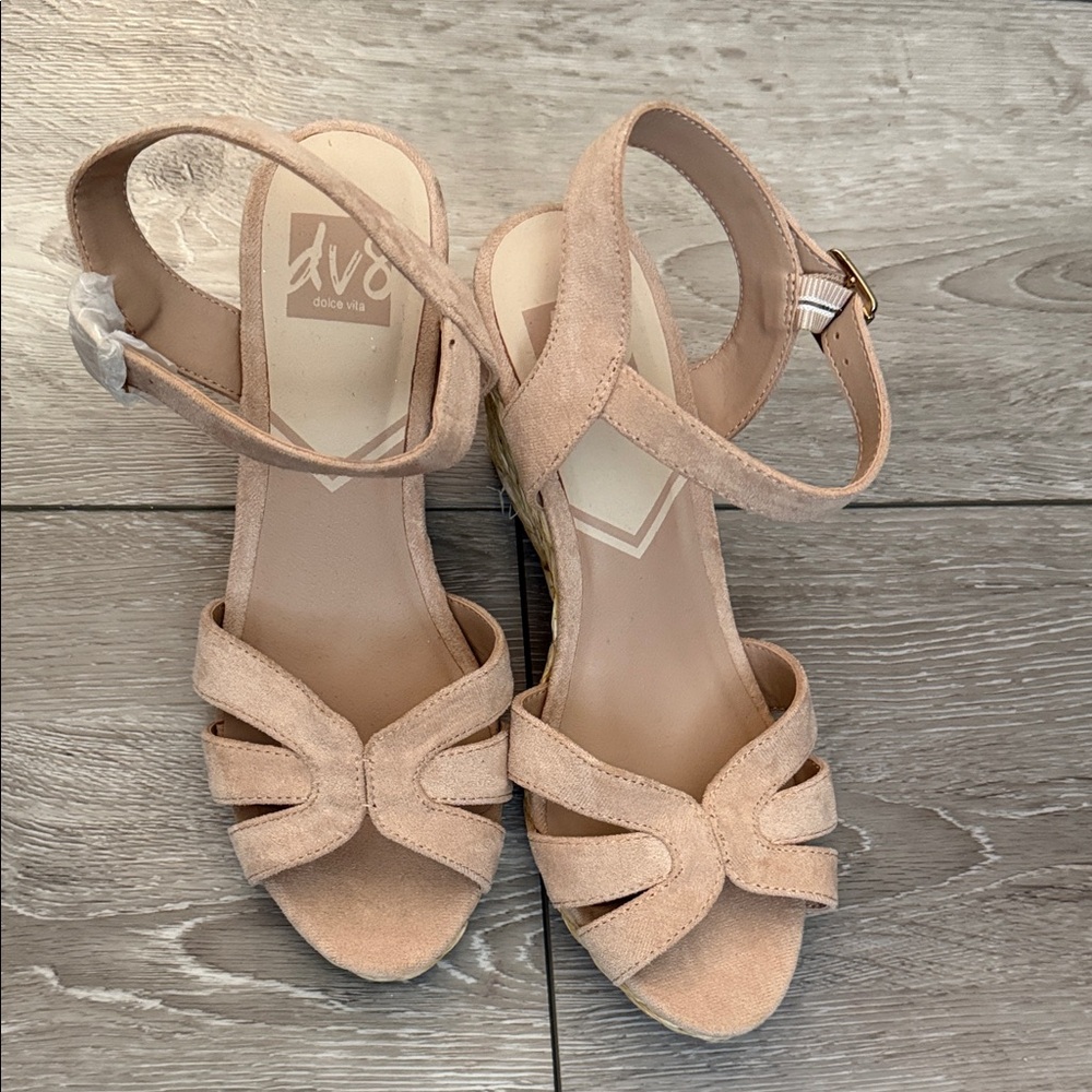 Dv by Dolce Vita Women's Tan Sandals new size 7.5